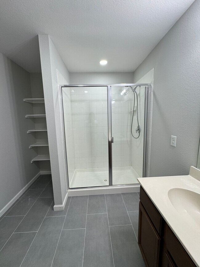 Building Photo - Beautiful Spacious 4 Bedroom Home