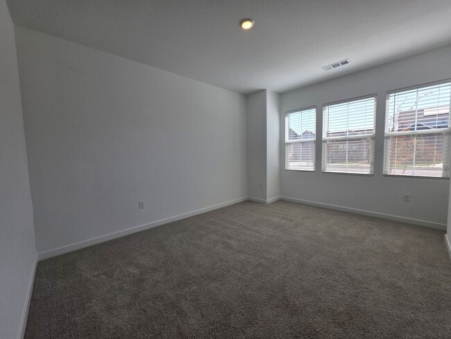 Building Photo - 3 bedroom 2 bathroom home with Solar and y...