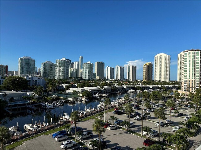 Building Photo - 400 Kings Point Dr