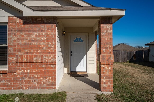 Building Photo - 120 Live Oak Ln