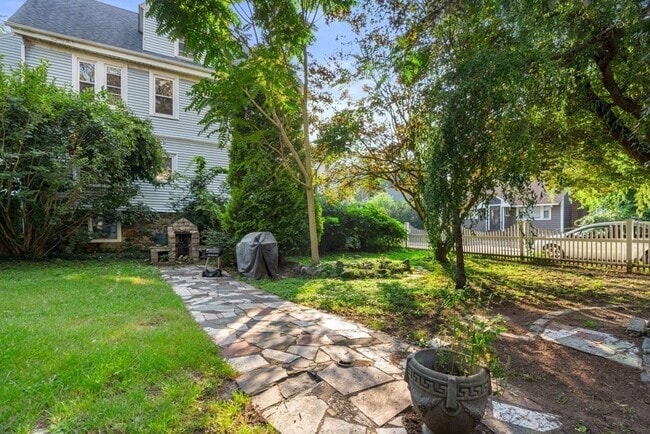 Building Photo - 193 Florence St