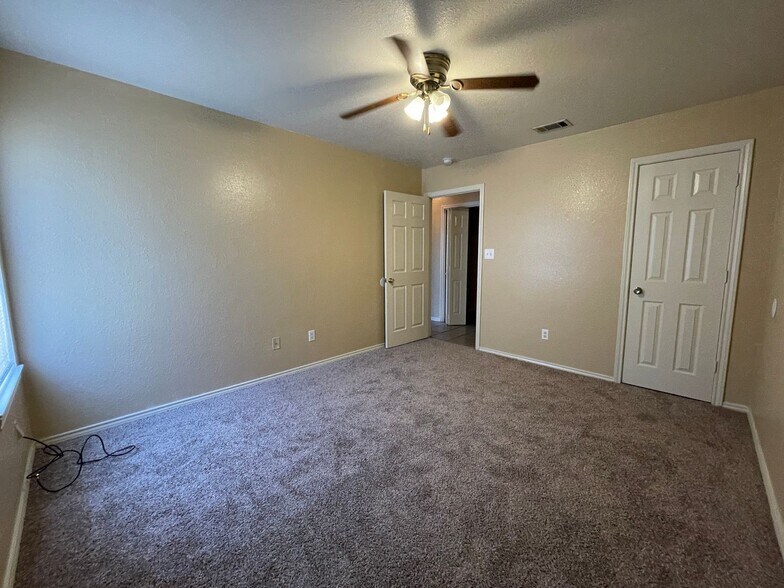 Building Photo - 5000 John David Dr