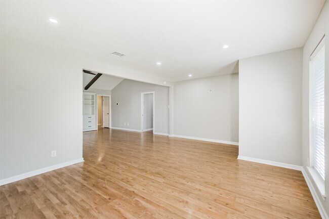 Building Photo - 9714 Railton St