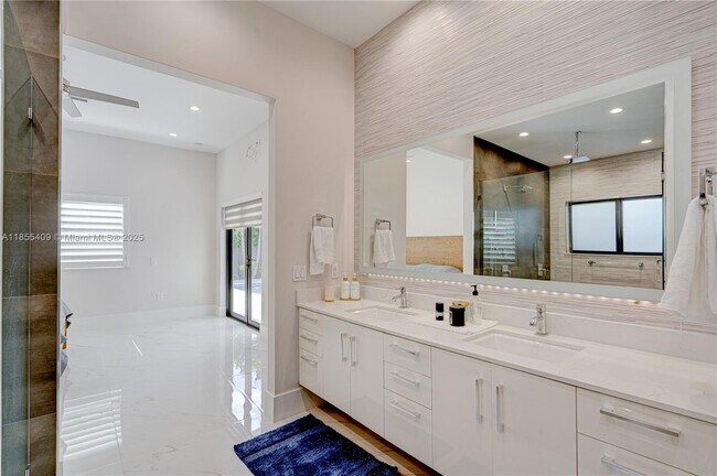 Building Photo - 2521 SW 105th Ave