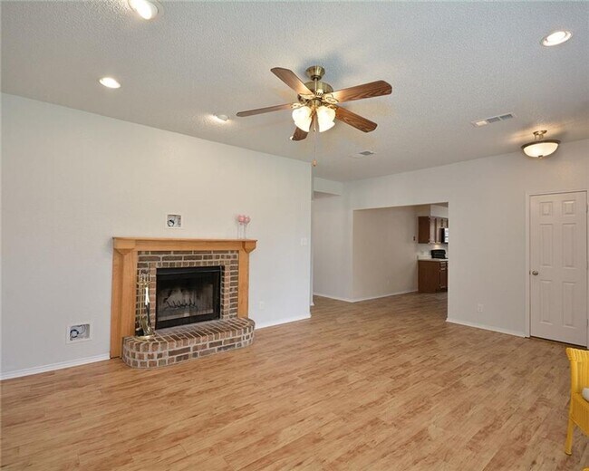 Building Photo - Charming 3 Bed 2 Bath Home in West Fort Worth