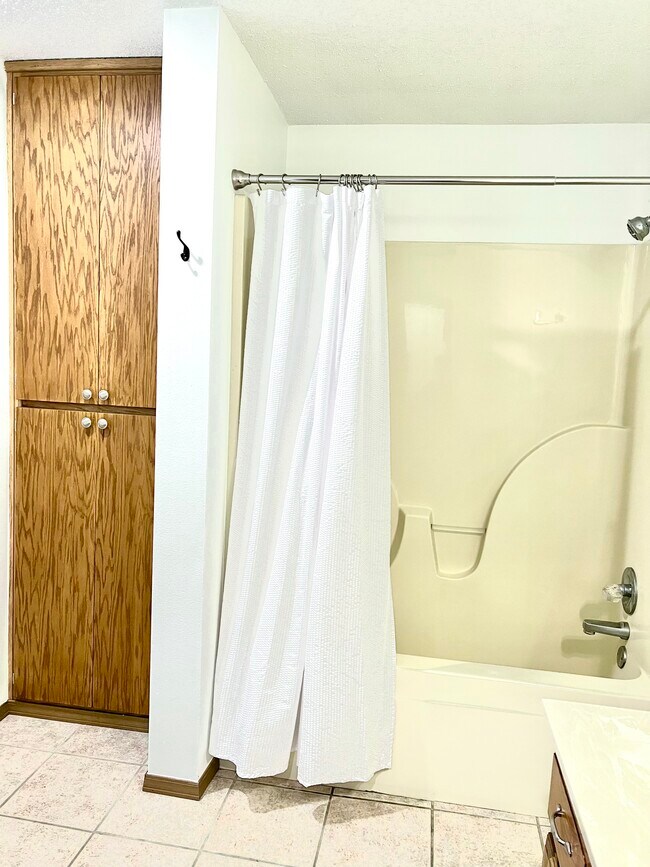 Hall Bath with linen closet - 1403 SE O St