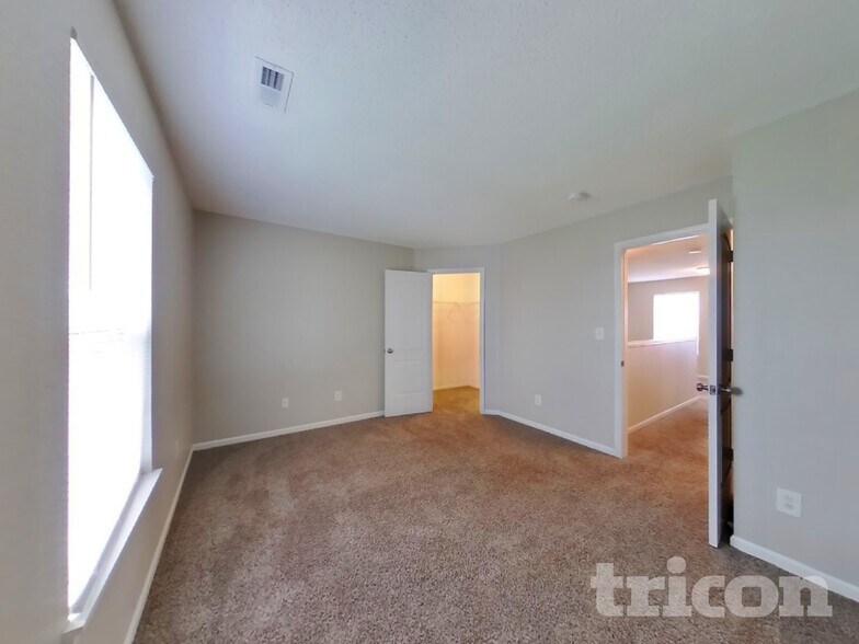 Building Photo - 2195 Lakecrest Dr