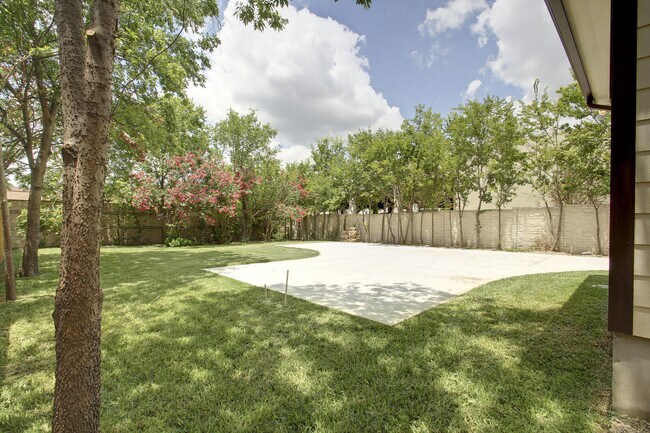 Building Photo - UT PRE-LEASE: Wood Floors, North Campus, L...