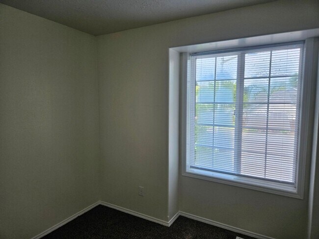 Building Photo - 4Bd/3Ba Two Story House - Available to View!