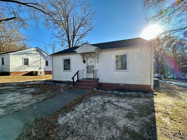 Building Photo - 2 Bedroom 1 Bathroom Home Located in South...