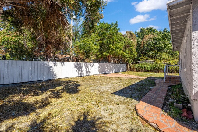 Building Photo - 933 30th Ct