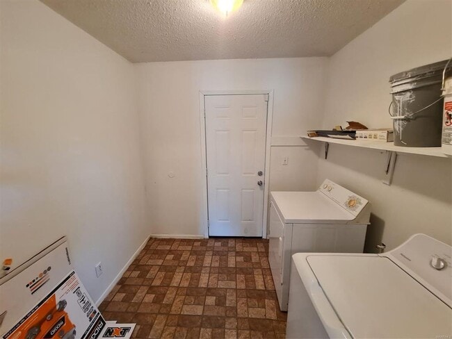 Building Photo - Washer/Dryer Included! No Carpet to worry ...
