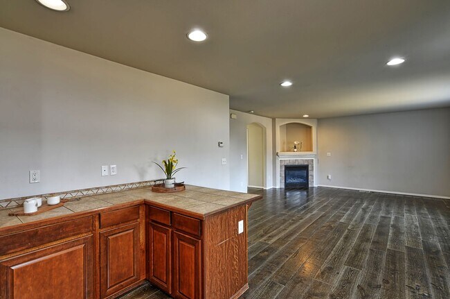 Building Photo - Spacious Craftsman Style Home - Pet Friendly!