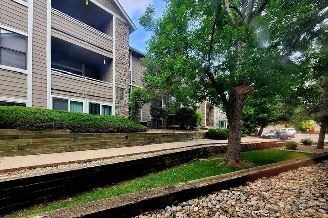 Building Photo - Beautiful Ground Floor 2 Bed 2 Bath Condo! Sunroom!