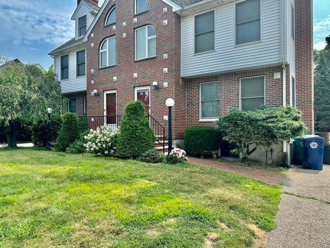 Building Photo - 16 Central St