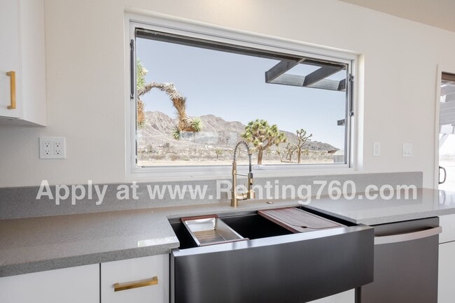 Building Photo - Modern Comfort in Scenic Landers