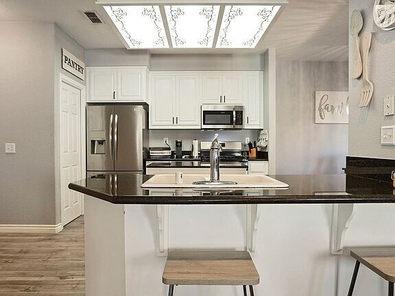 Building Photo - 1601 Barkley Ln