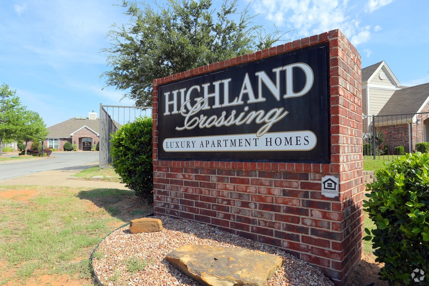 Sign - Highland Crossing Apartments