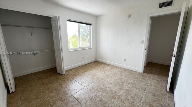 Building Photo - 984 W 40th St