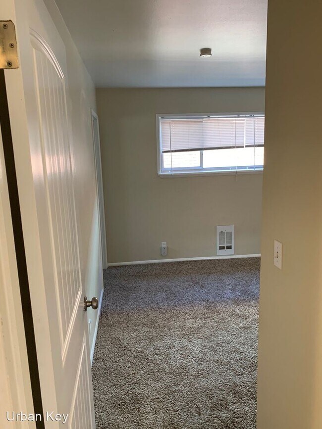 Building Photo - 2215 California Ave SW