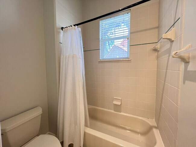 Building Photo - GORGEOUS SINGLE FAMILY HOME - PROPERTY  FU...