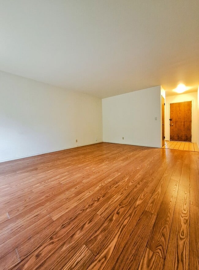 Building Photo - Charming 2bd Duplex With Private Yard & Garage