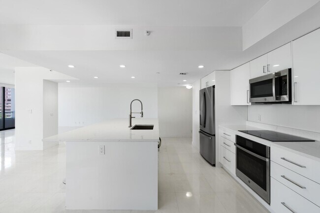 Building Photo - 529 S Flagler Dr