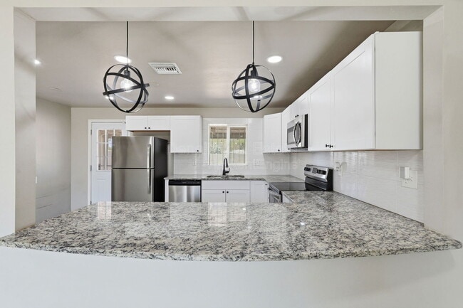 Building Photo - 5113 E Bellevue St