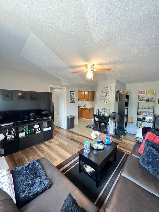 Building Photo - AVAILABLE JUNE - Spacious 2 Bedroom Apartment!