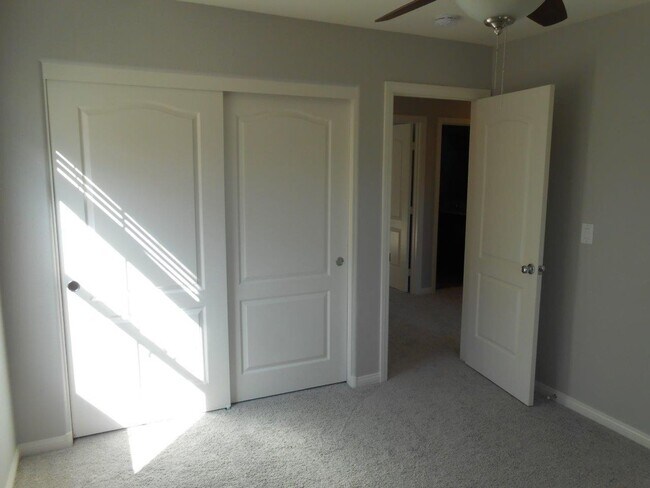 Building Photo - Beautiful Spacious Home in Mountains Edge