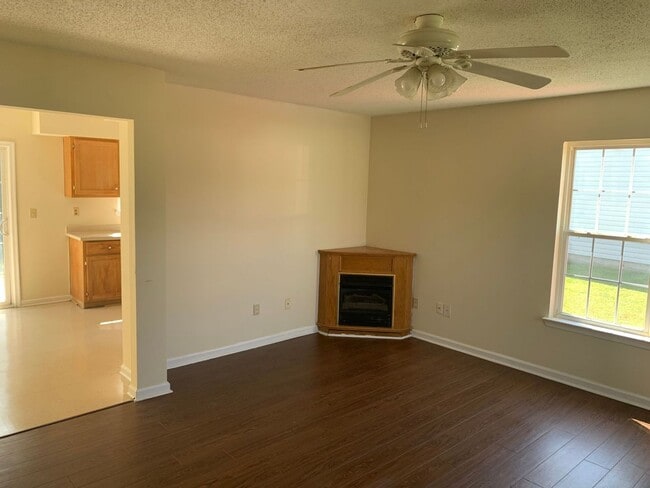 Building Photo - 128 Sutton Dr