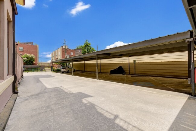 Building Photo - Designer condo with a private rooftop terrace