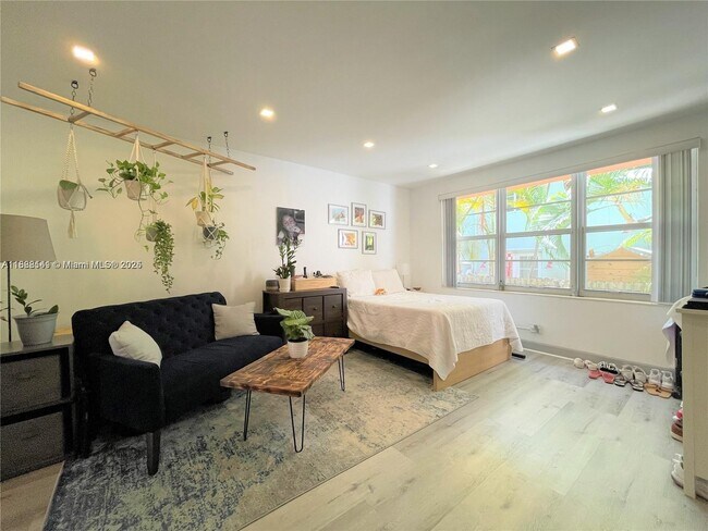 Primary Photo - 1135 Meridian Ave