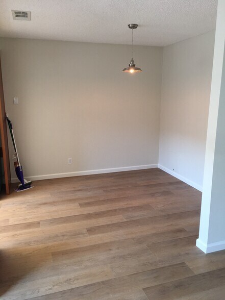 laminate floors in living room and kitchen - 31 N Valencia St