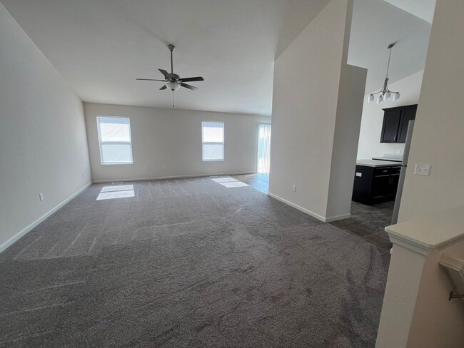 Building Photo - Private Charming Home!