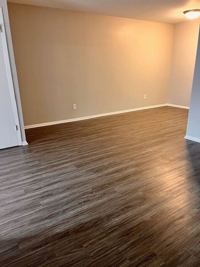 Building Photo - 1043 Scarborough Ct