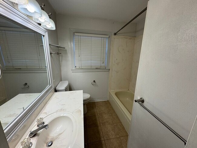 Building Photo - Updated 3 bedroom 1 bathroom Home in Kingw...