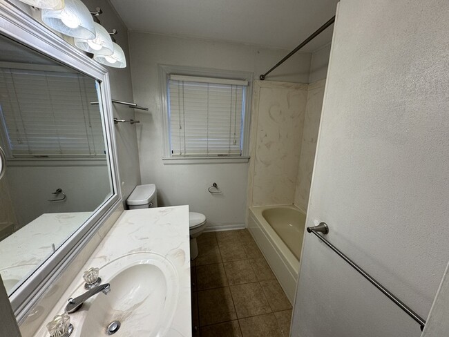 Building Photo - Updated 3 bedroom 1 bathroom Home in Kingwood Area of Little Rock