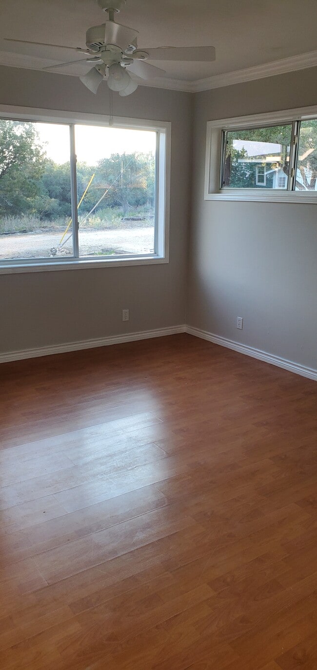 Building Photo - 900 Hill Top Dr