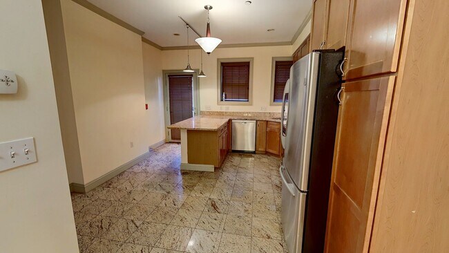 Building Photo - Large Unit on Newbury St, In-Unit Washer and Dryer, Eat-in Kitchen, All Large Bedrooms, Desirable...