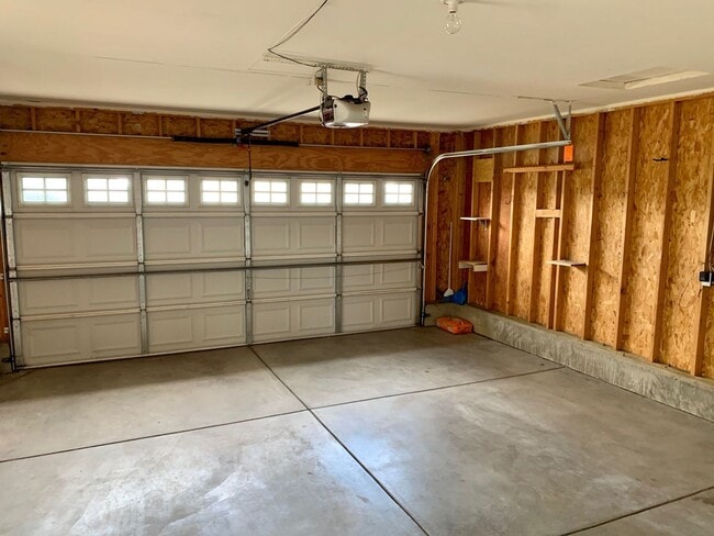 Building Photo - Beautiful Stetson Hills 3 Bedroom