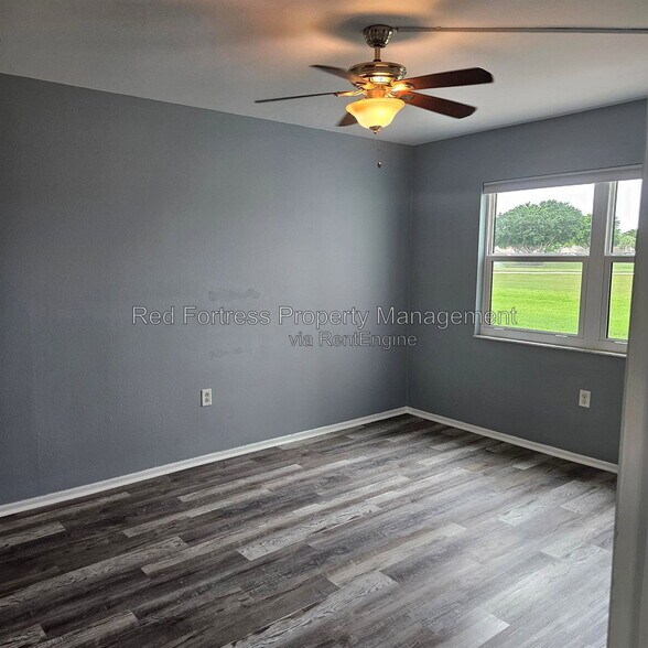 Building Photo - 1660 Pine Valley Dr