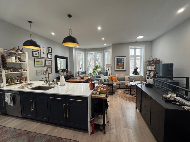 Building Photo - 2451 N Albany Ave