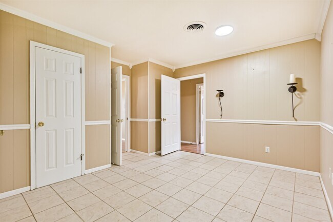 Building Photo - 807 Temple Dr