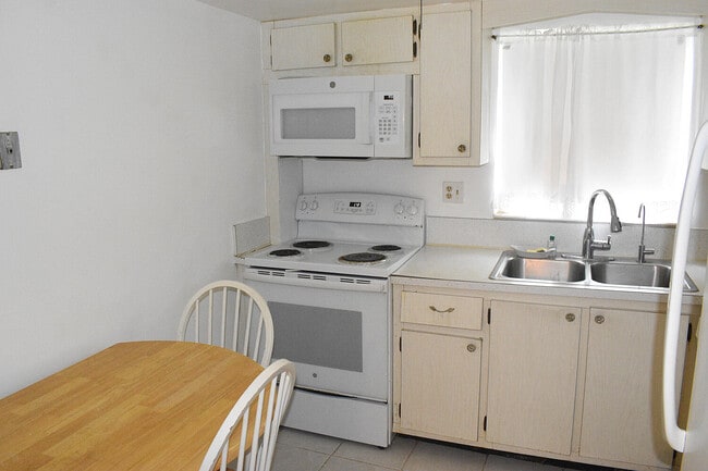 Building Photo - 2523 Dudley Dr W
