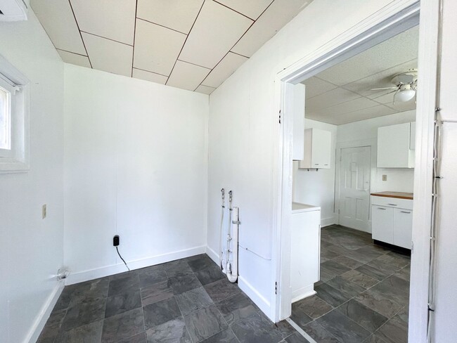Building Photo - Spacious 2 bedroom with garage