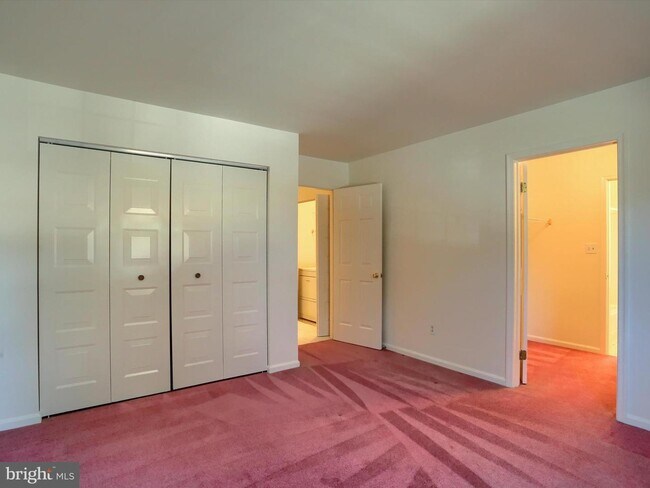 Building Photo - 1068 W Foxcroft Dr