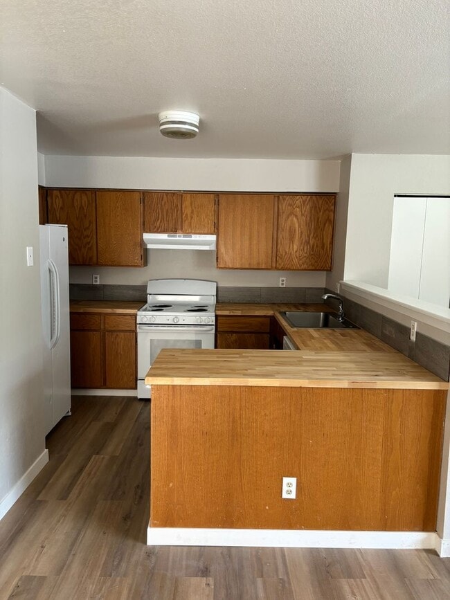 Building Photo - Two bedroom two bath apartment!