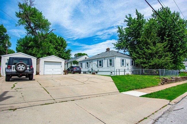 Building Photo - 2 Bedroom / 1 Bath Duplex with Garage in Askarben!