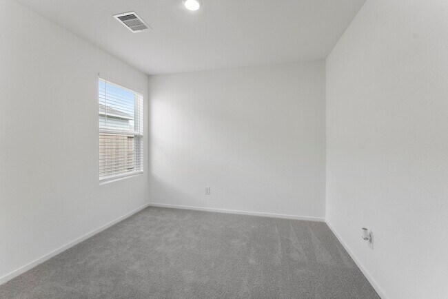 Building Photo - 706 Umbrella Tree Dr